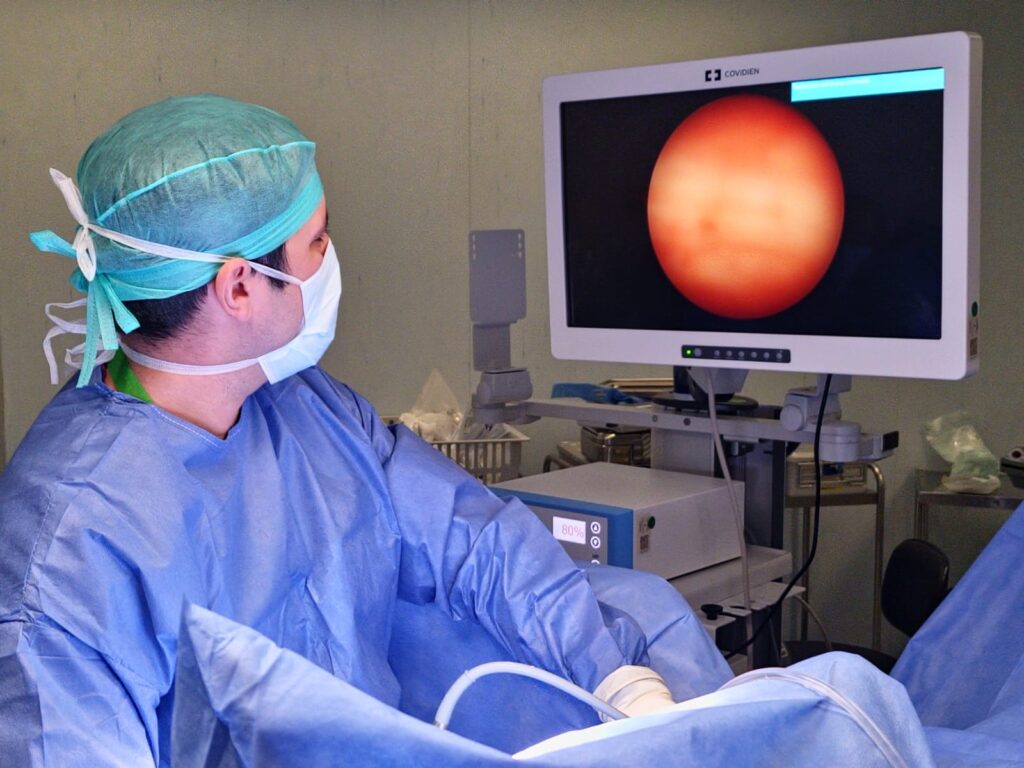 Médico realizando cirugía láser urológica con el Dr. Quevedo en Almería.